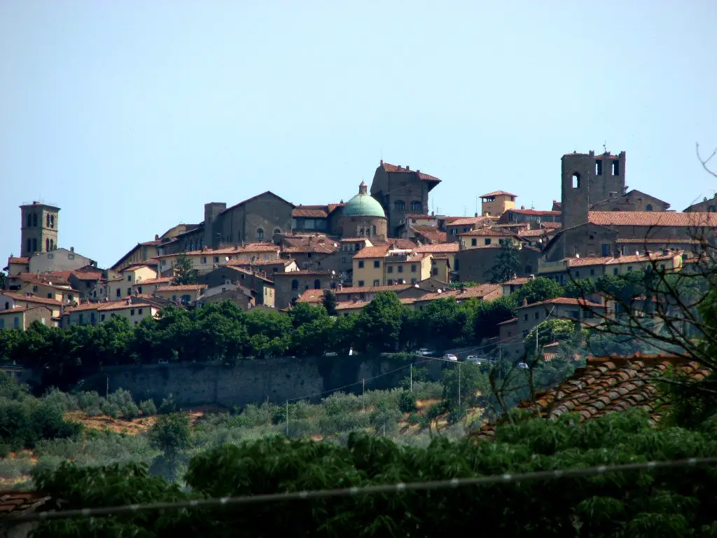 What villages to see in Tuscany