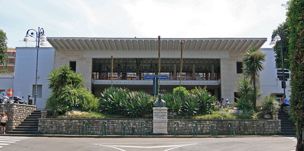 Where is the train station in Sorrento