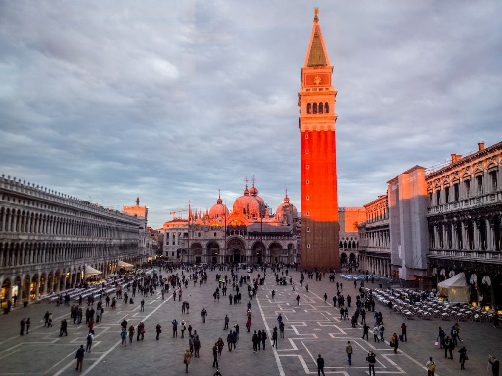 Why do tourists like to visit Venice