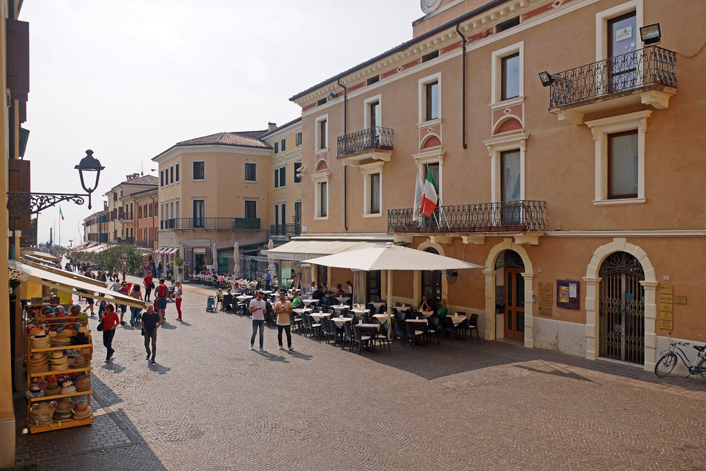 Shopping in Bardolino